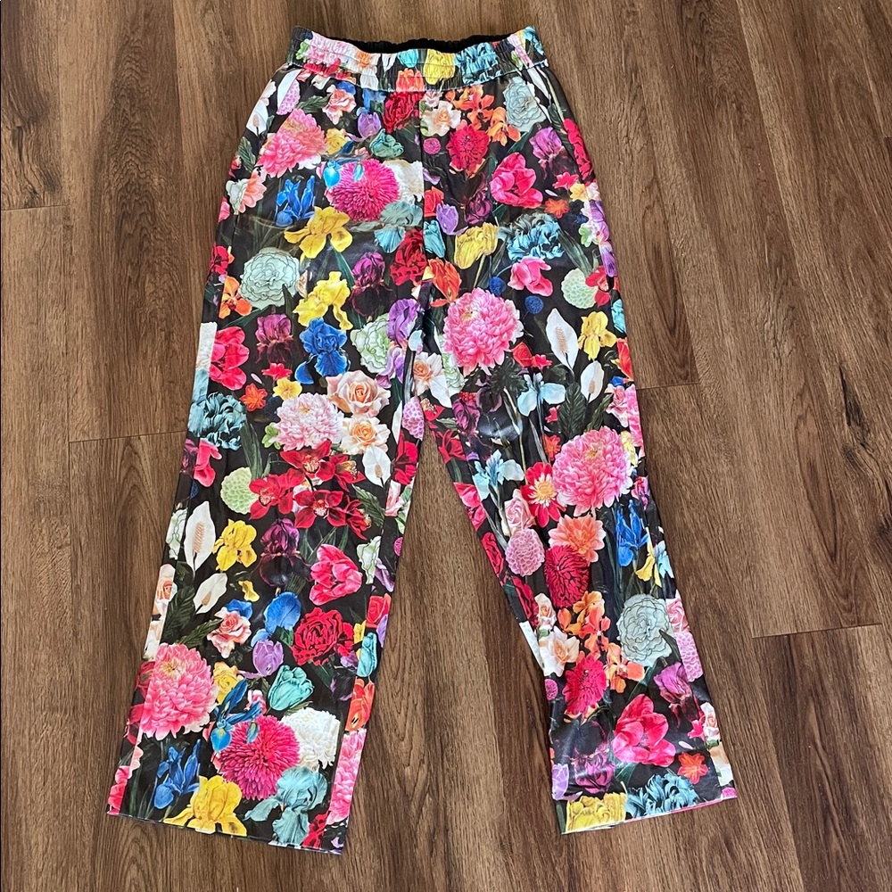 Alice + Olivia Benny Pull Up Floral Pants - Picture 3 of 5